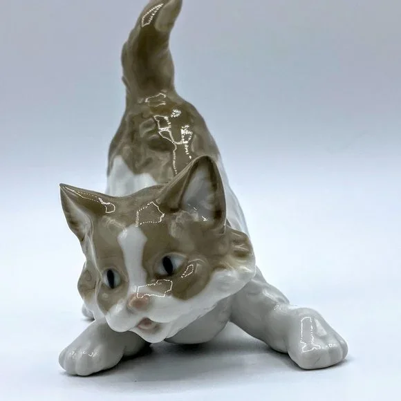 Retired LLADRO "Playful Cat #5019" figurine, 4.5" mint